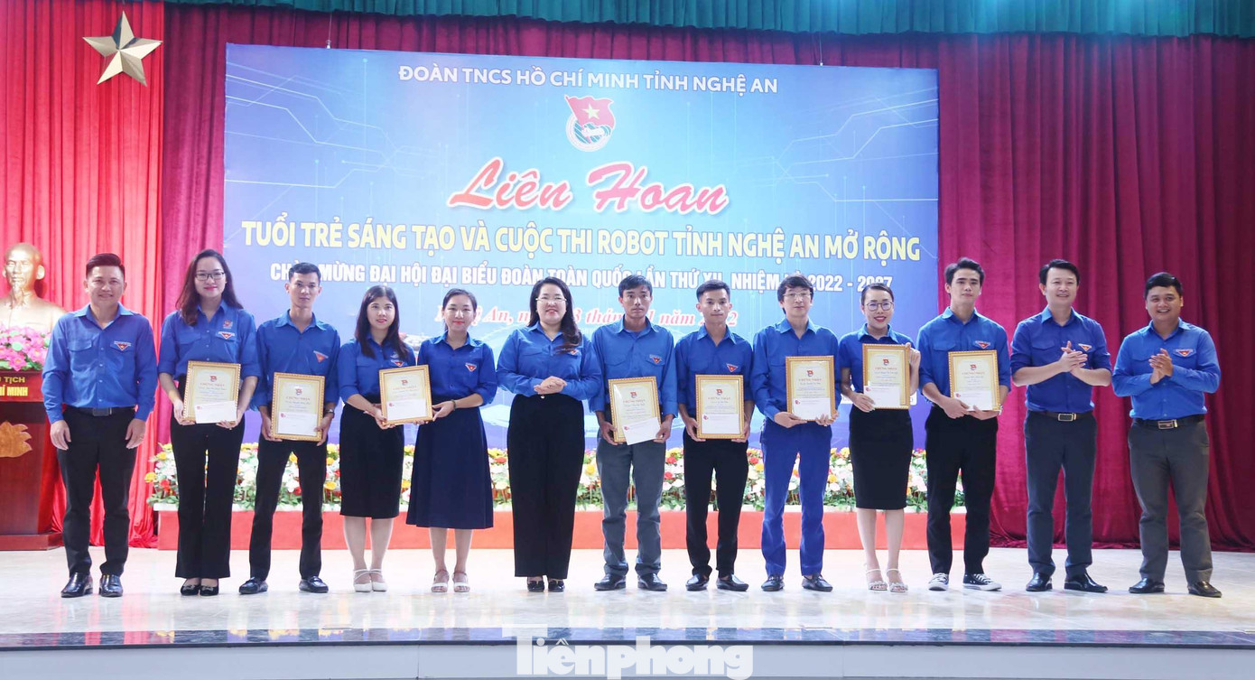 Đại diện 10 dự án đạt giải cuộc thi &quot;Ý tưởng, dự án khởi nghiệp trong thanh niên tỉnh Nghệ An&quot; năm 2022
