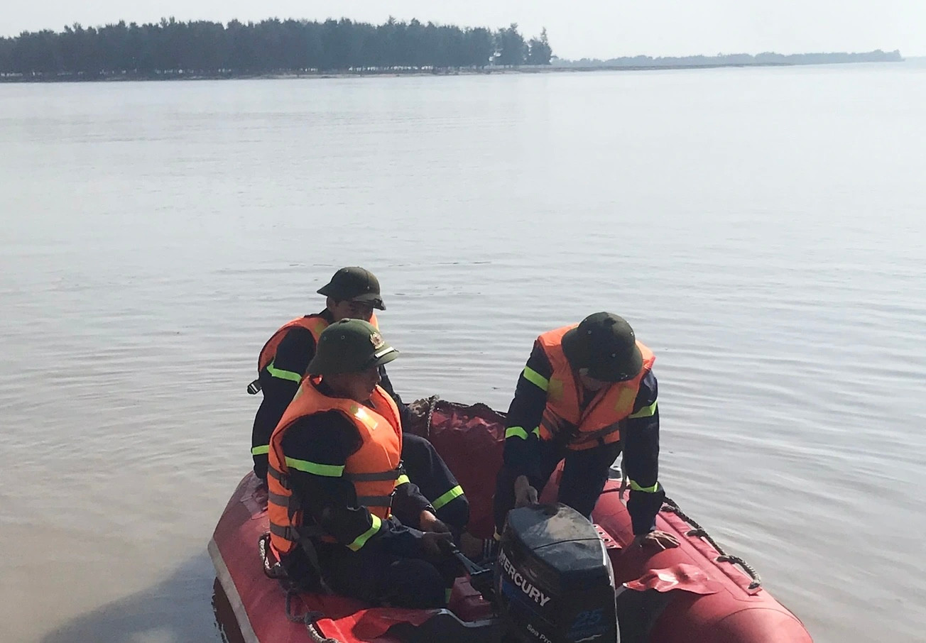 Lực lượng chức năng tìm kiếm anh V.