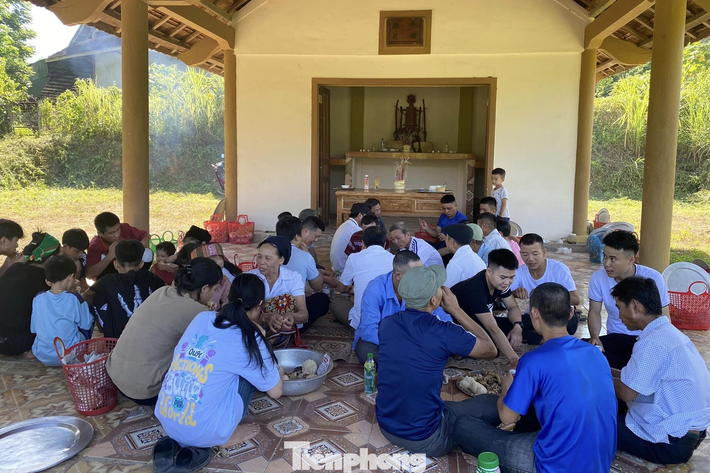 Sau lễ cúng, mọi người trong dòng họ tập trung ăn uống ngay tại đền thờ họ