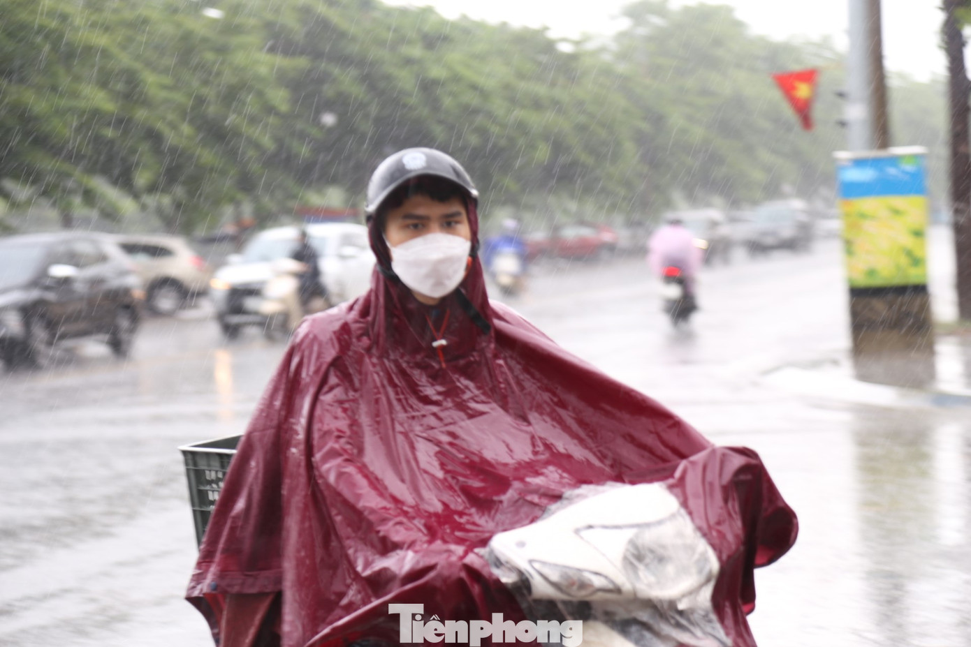 Bất kể nắng hay mưa, những nhân viên giao hàng vẫn phải làm việc mưu sinh. Bất kể nắng hay mưa, những nhân viên giao hàng vẫn phải làm việc mưu sinh.