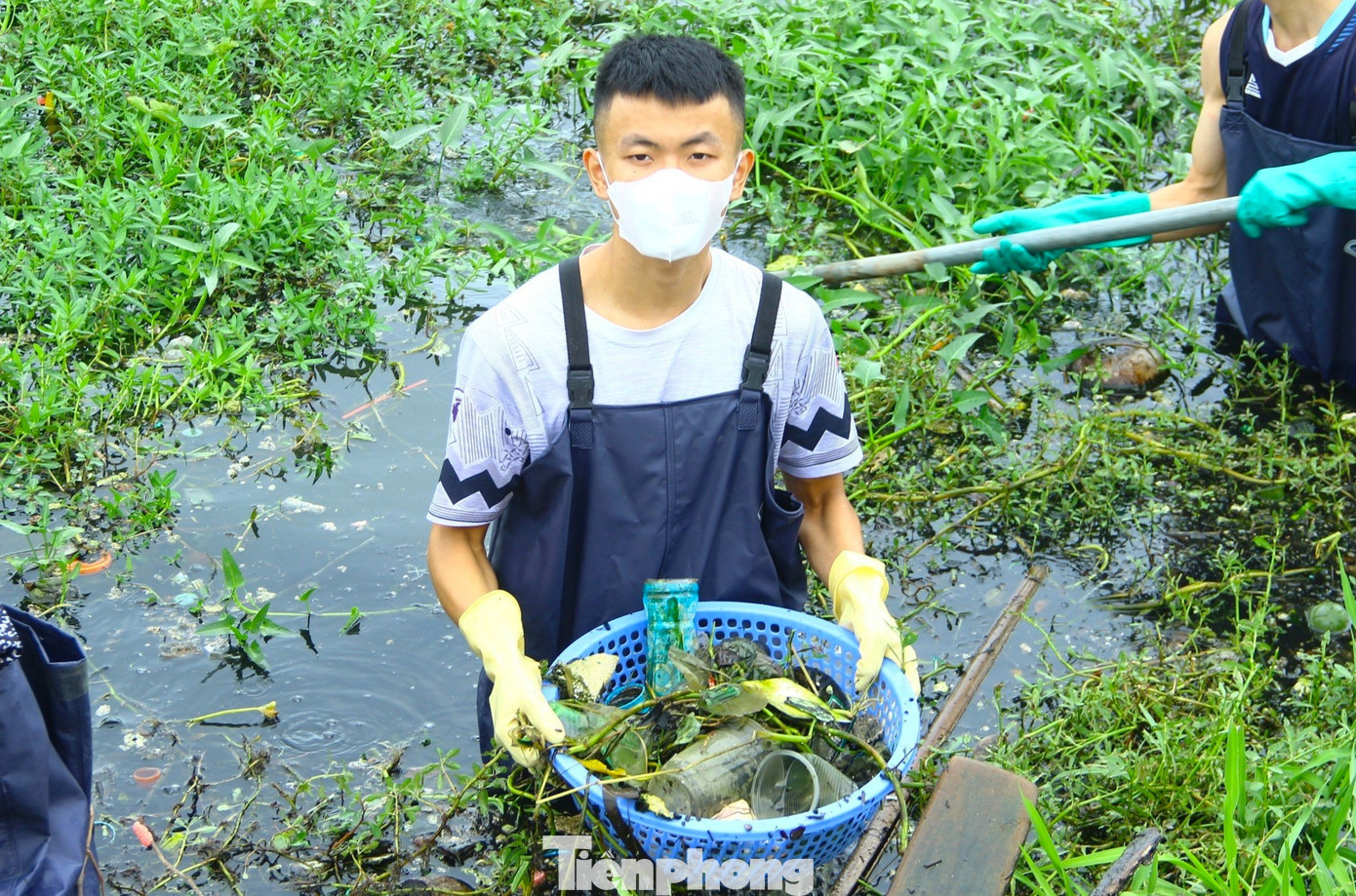 Rác thải sau khi được thu gom sẽ chất thành đống gọn gàng để các công nhân môi trường vận chuyển đến bãi rác theo quy định.