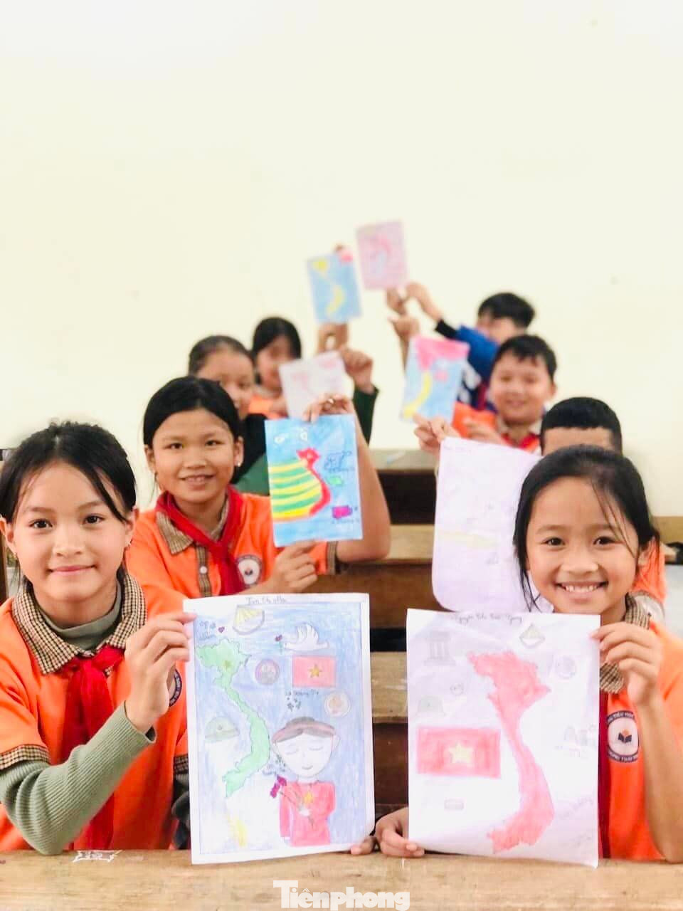 Tổ chức vẽ tranh dáng hình đất nước Việt Nam.