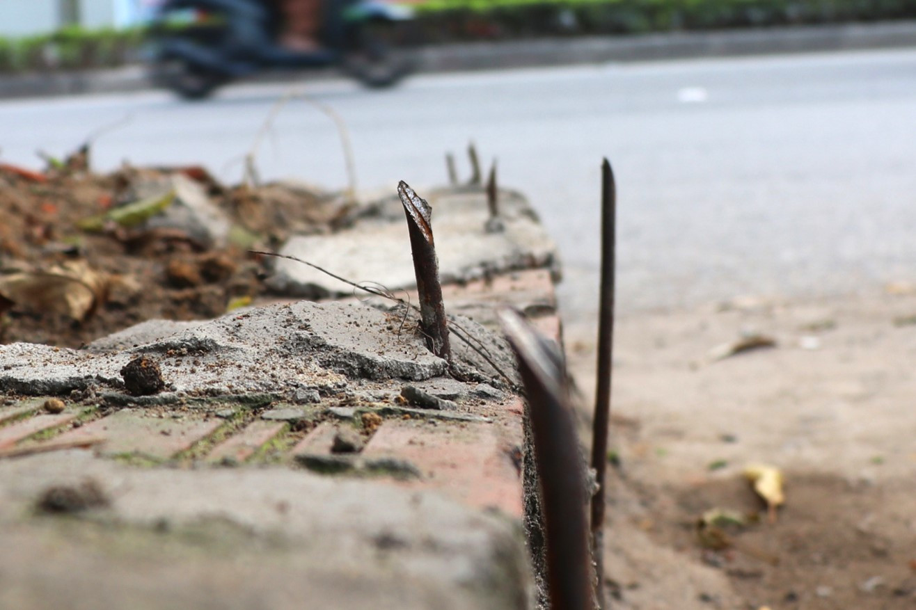 Những thanh sắt được cắt, mài nhọn.