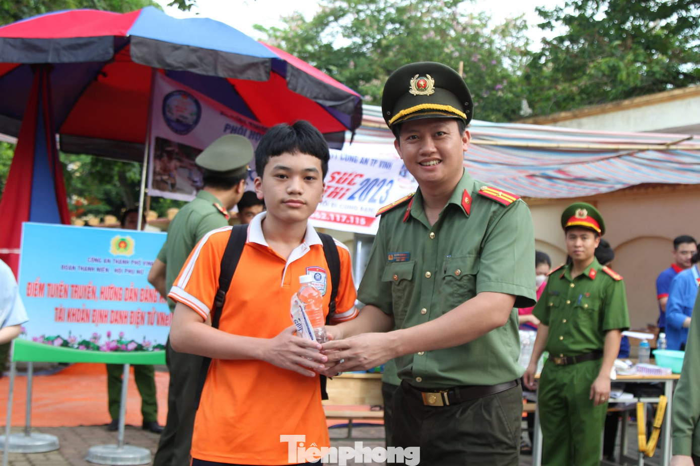 Thiếu tá Nguyễn Đình Khánh – Bí thư Đoàn Thanh niên Công an tỉnh Nghệ An cho biết, hoạt động Tiếp sức mùa thi là chương trình thường niên của Đoàn thanh niên Công an tỉnh Nghệ An nhằm tạo môi trường để đoàn viên, thanh niên phát huy tinh thần xung kích, tình nguyện, tinh thần tương thân tương ái, ý thức trách nhiệm đối với cộng đồng.