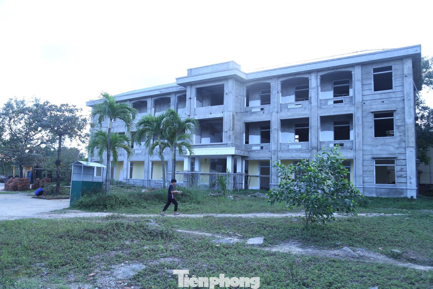 Ông Hoàng Văn Long - Chủ tịch UBND xã Hưng Tây cho biết: “Nguyên nhân dẫn đến việc dự án chậm tiến độ là do thiếu vốn. Hiện phía nhà thầu đang dừng thi công và xã cũng không liên lạc được với đơn vị thi công”.