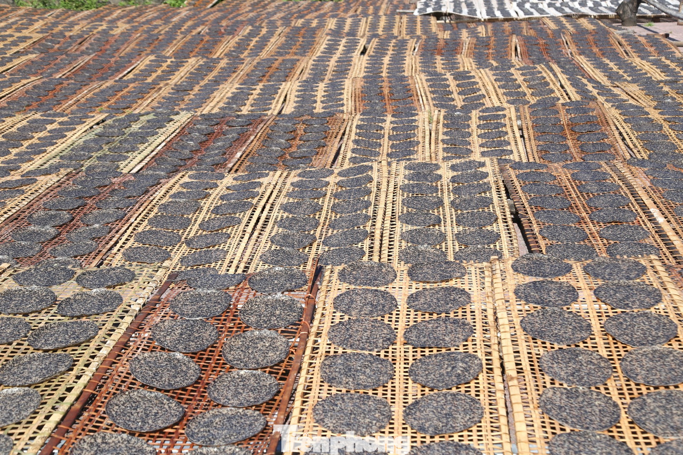 Từ sản phẩm truyền thống, tháng 1/2022, bánh đa vừng Vĩnh Đức được công nhận là sản phẩm OCOP 3 sao. Với bí quyết riêng, bánh đa vừng Vĩnh Đức có hương vị đặc trưng, khó lẫn với các sản phẩm tương tự của làng nghề khác.