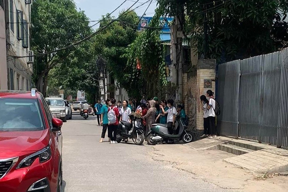 Hình ảnh nhóm nữ sinh 'nói chuyện' tại đường phố TP Vinh, Nghệ An trưa 8/9 Hình ảnh nhóm nữ sinh 'nói chuyện' tại đường phố TP Vinh, Nghệ An trưa 8/9