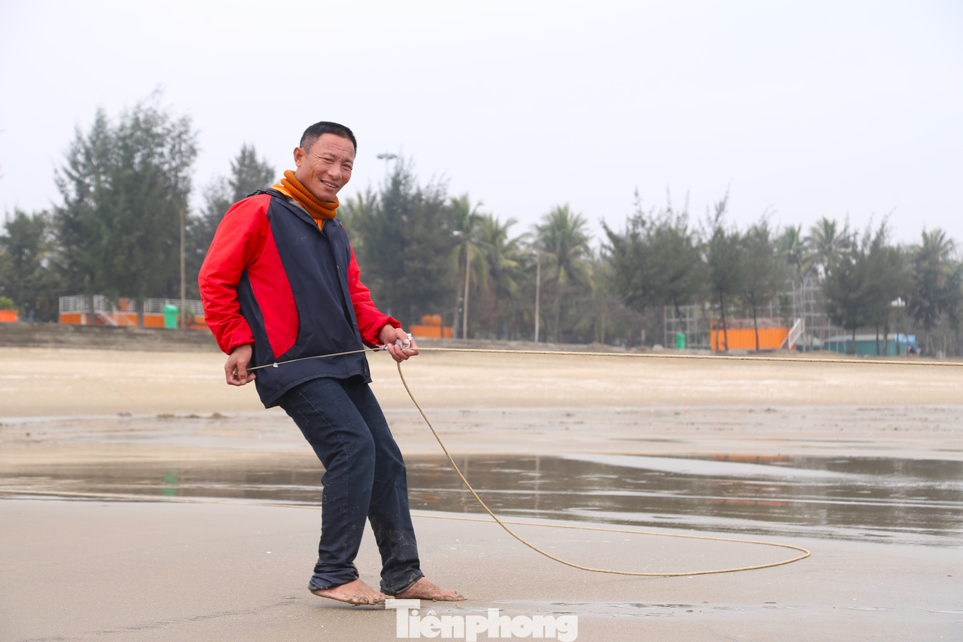 Lưới đã thả xong, ông Nam hô to: “Kéo thôi anh em ơi..!”. Nghe hiệu lệnh, 10 người đang đứng trên bờ lập tức chia thành hai nhóm, hợp sức kéo tấm lưới, đi giật lùi vào bờ. “Tôi đã gắn bó với lưới rùng hơn 30 năm nay. Hết thời ngược xuôi trên biển thì về bám lưới cho đỡ nhớ nghề thôi. Nghề này, vất vả, hao sức nhưng ít rủi ro hơn. Chúng tôi trở lại công việc từ ngày mùng 4 Tết. Mấy hôm nay trời lạnh, công việc vất vả hơn”, ông Nam thổ lộ.