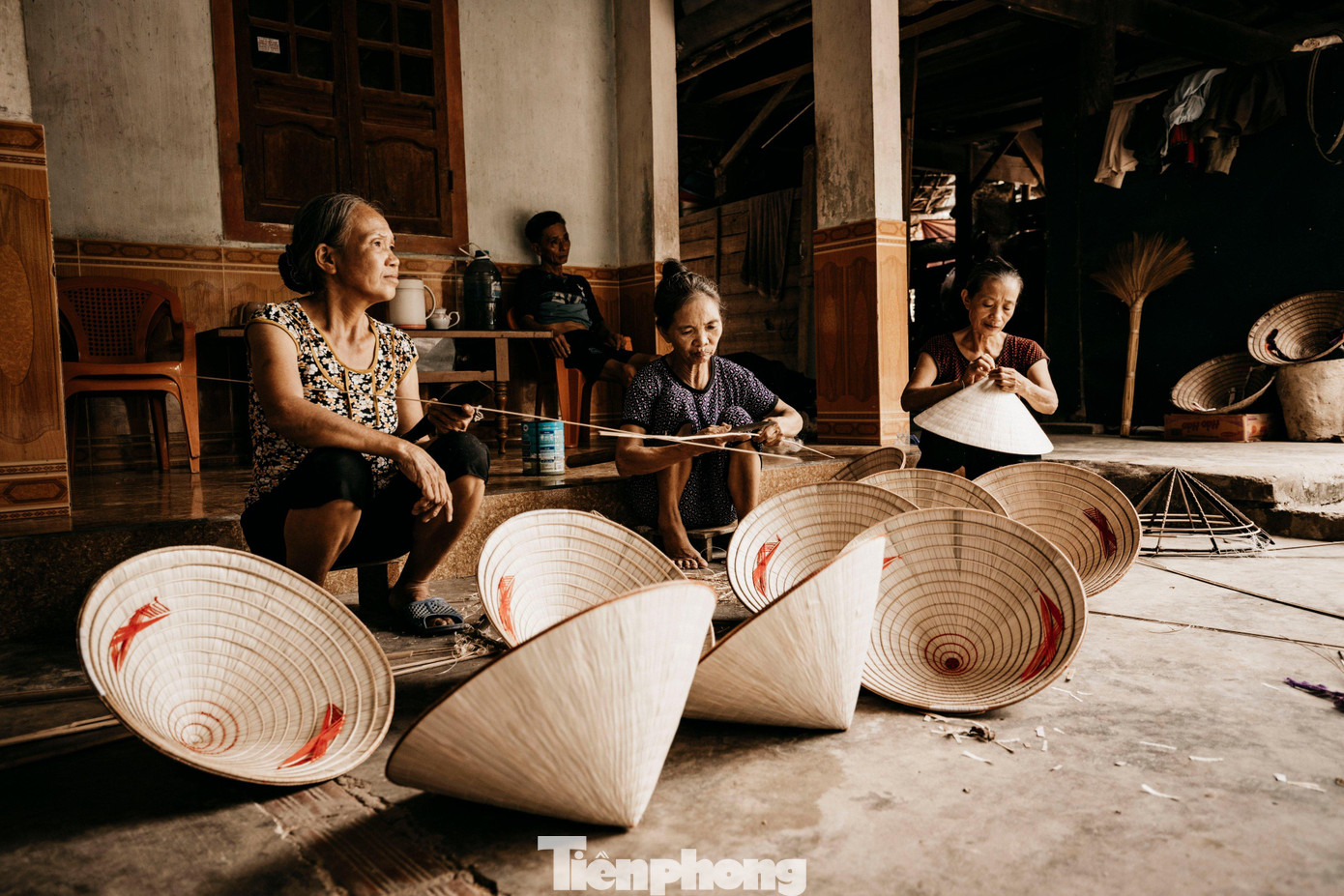 Từ quốc lộ 46 men theo đường đê sông Lam khoảng 3km, chúng tôi tìm về làng Thượng Quánh (xã Đồng Văn, huyện Thanh Chương, Nghệ An) - nơi nổi tiếng với nghề làm nón lá cả trăm năm nay. Tuy không yêu kiều như nón bài thơ xứ Huế, không nổi tiếng như nón lá làng Chuông, nón lá Đồng Văn mang nét bình dị đằm thắm của con người xứ Nghệ, trắng trong, bền bỉ.