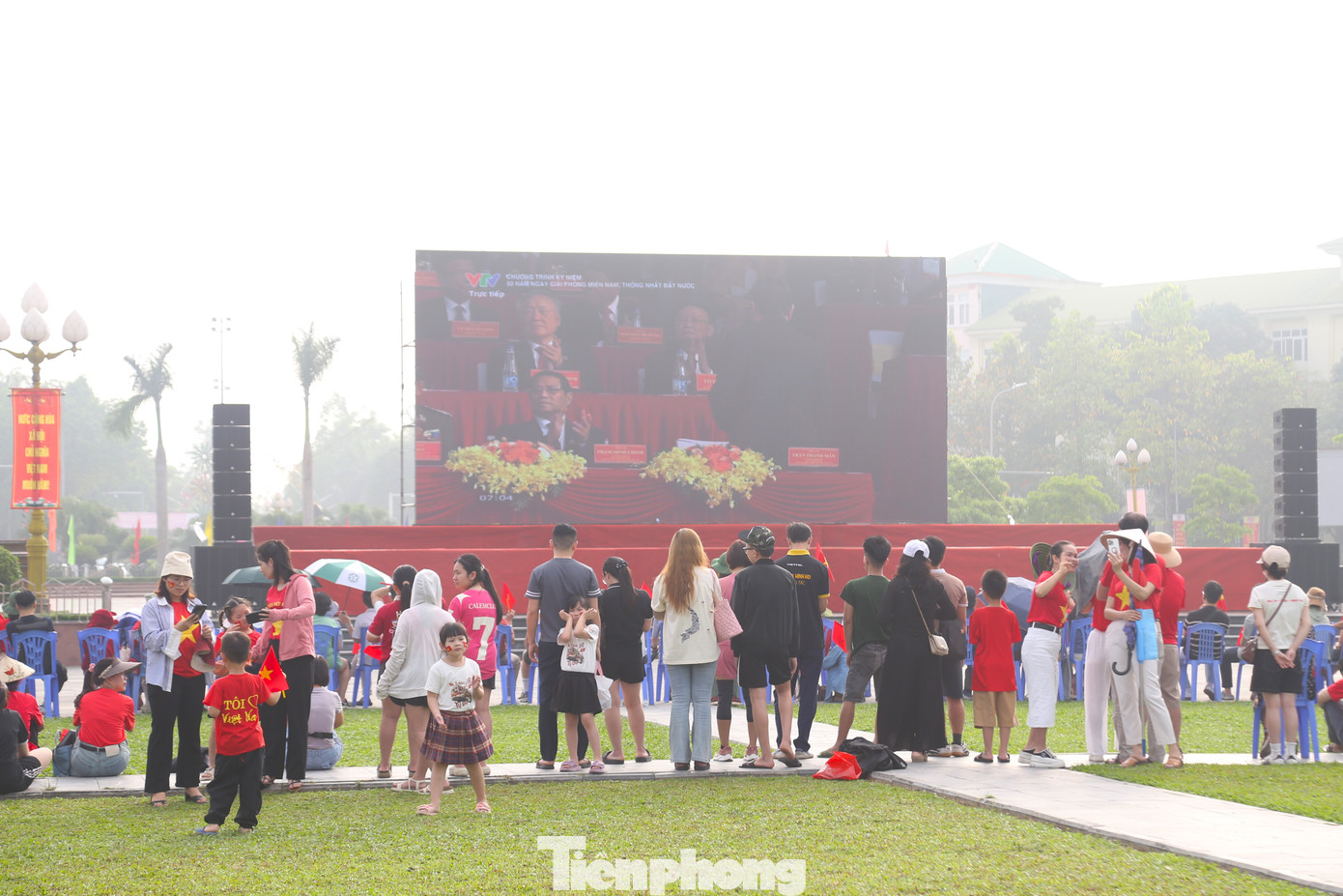 Hòa trong không khí trọng đại của đại lễ kỷ niệm 50 năm Ngày Giải phóng miền Nam, thống nhất đất nước (30/4/1975 – 30/4/2025) được tổ chức tại Thành phố Hồ Chí Minh, sáng 30/4, tỉnh Nghệ An đã tiếp sóng truyền hình trực tiếp Chương trình đặc biệt chào mừng 50 năm ngày giải phóng miền Nam, thống nhất đất nước với màn hình Led khổ lớn đặt tại Quảng trường Hồ Chí Minh để phục vụ người dân.