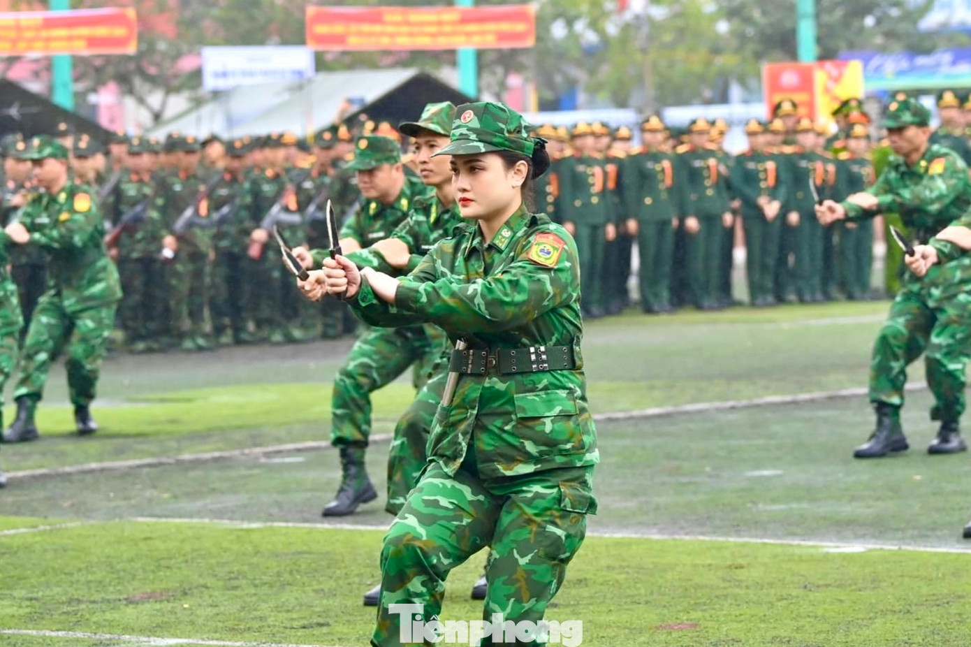 Đồng diễn võ chiến đấu với dao găm. Với cấu trúc đơn giản gọn nhẹ, dễ cất giấu, sử dụng, dao găm là loại vũ khí có hiệu quả chiến đấu cao, đặc biệt trong các trường hợp đánh gần, đánh nhiều đối tượng, đánh đối kháng.