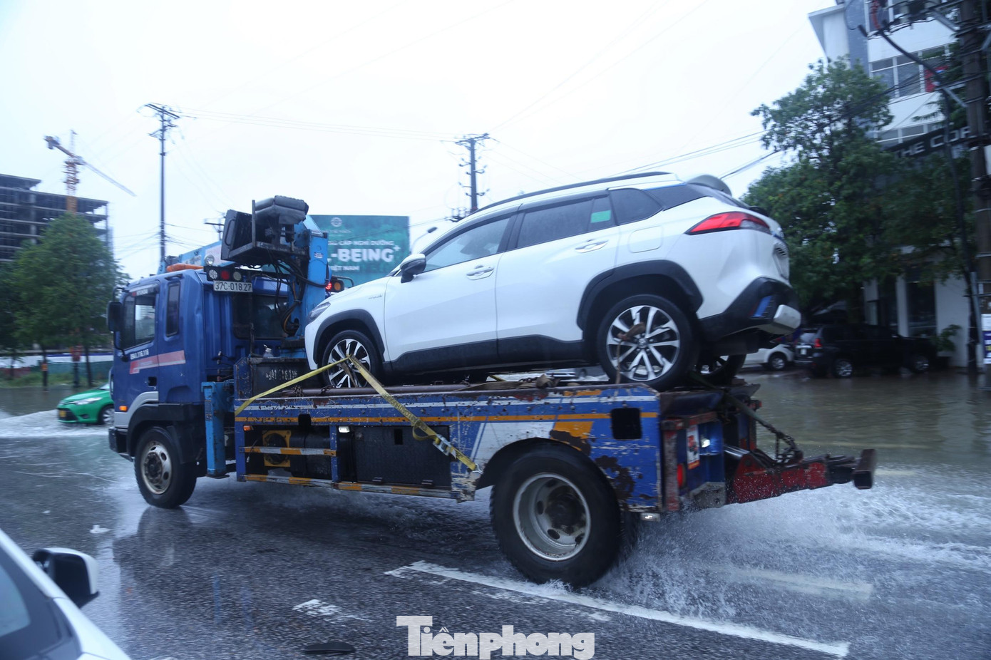 Xe cứu hộ liên tục cẩu ô tô chết máy đến gara Xe cứu hộ liên tục cẩu ô tô chết máy đến gara