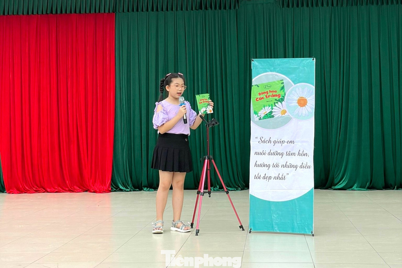 Phương Uyên chia sẻ thông điệp ý nghĩa từ câu chuyện "Bông hoa cúc trắng" trước học sinh toàn trường.