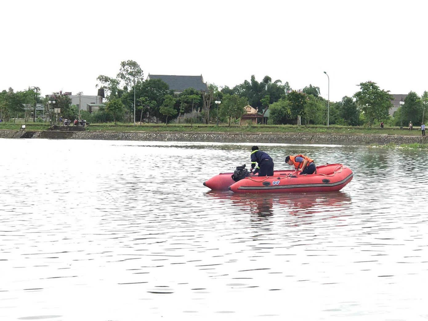 Lực lượng chức năng tìm kiếm ông M. mất tích khi đi đánh cá Lực lượng chức năng tìm kiếm ông M. mất tích khi đi đánh cá