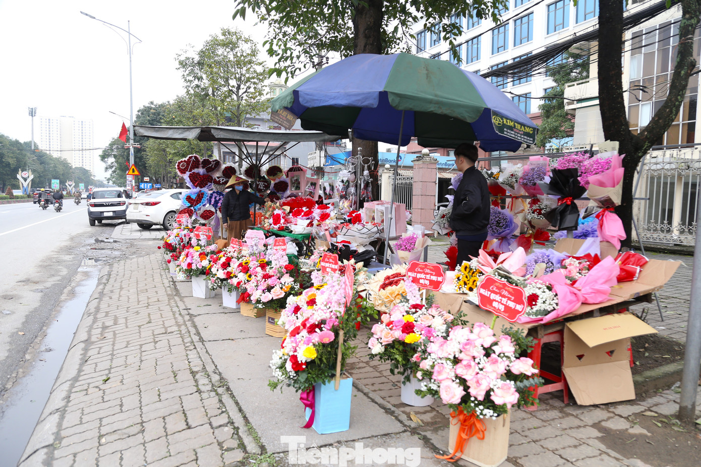 Thị trường quà tặng 8/3 năm nay phong phú, đa dạng, nhưng nhìn chung sức mua giảm. Thị trường quà tặng 8/3 năm nay phong phú, đa dạng, nhưng nhìn chung sức mua giảm.