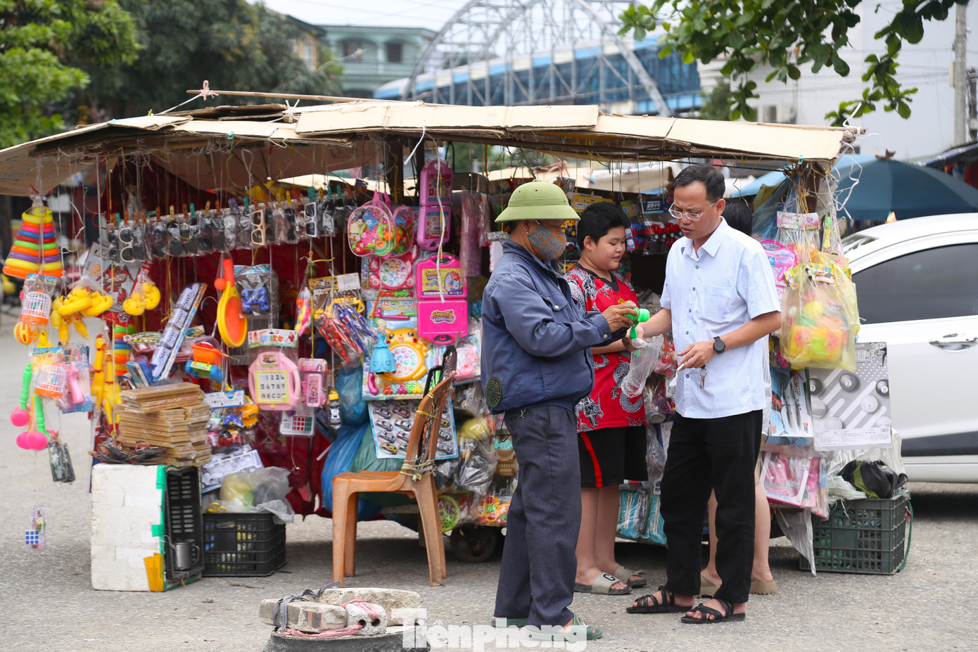 Dịp nghỉ lễ 30/4 - 1/5, nhiều người dân và du khách đến các địa điểm vui chơi để tận hưởng kỳ nghỉ. Đây cũng chính là thời điểm để những người bán hàng rong kiếm thêm thu nhập.