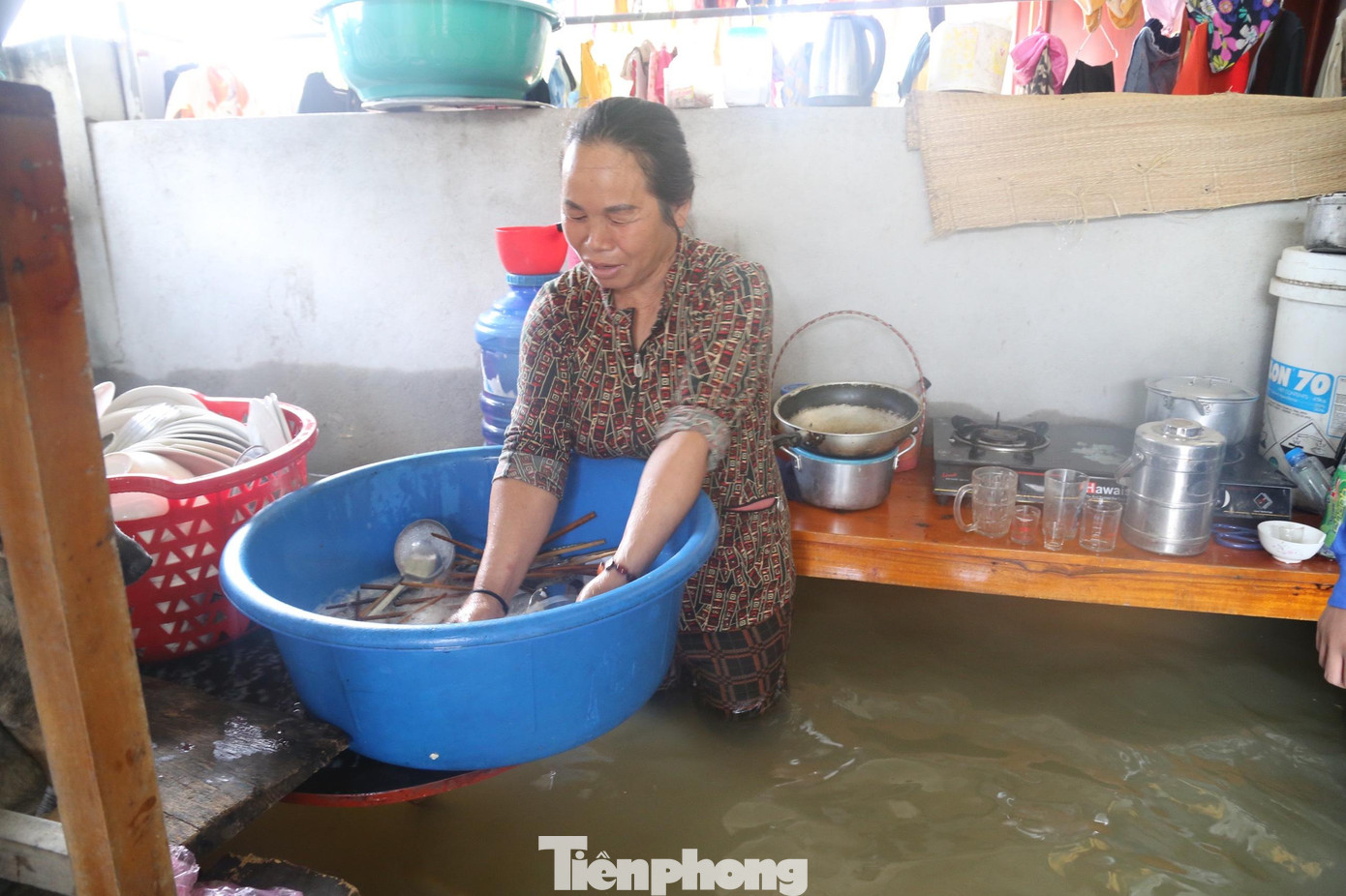 Tranh thủ nước rút, người dân rửa dọn bát đũa