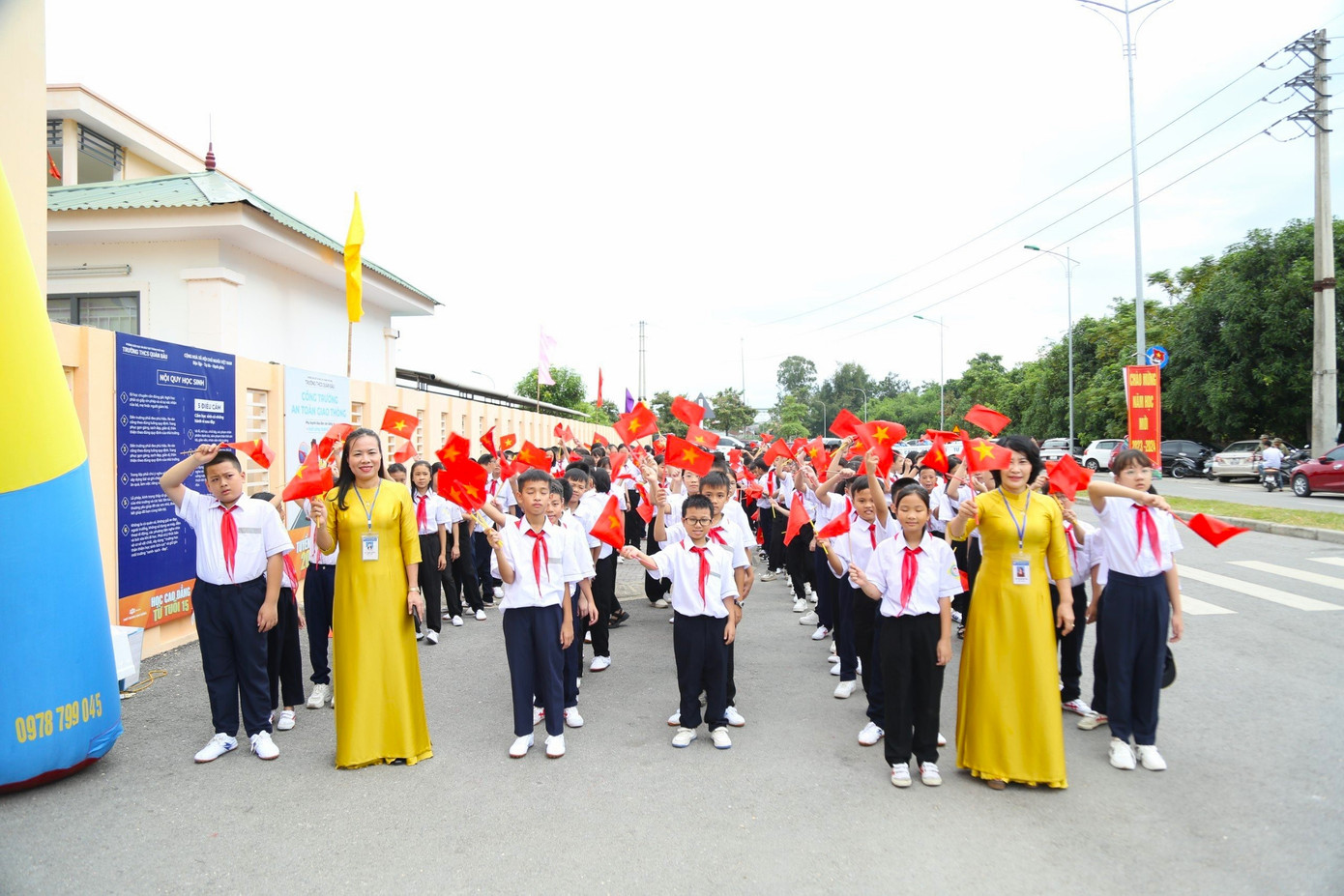 Các em học sinh lớp 6 hào hứng trong ngày khai giảng