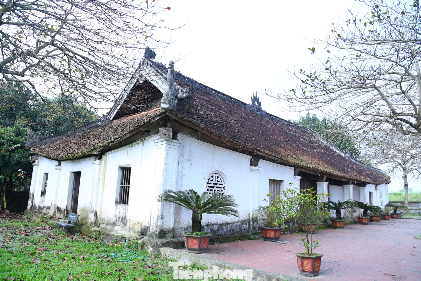 Nằm bên hữu ngạn sông Lam, đình Hoành Sơn thuộc xóm 4, xã Khánh Sơn, huyện Nam Đàn, Nghệ An. Đình được xây dựng và hoàn thành năm 1763, thờ Uy Minh Vương Lý Nhật Quang - con trai thứ 8 của vua Lý Thái Tổ. Người khởi xướng và chủ sự xây dựng là ông Đặng Thạc, cử nhân dưới triều Vua Lê Hiển Tông (1740 - 1786) thuộc dòng dõi thế tộc và có uy quyền nhất vùng.