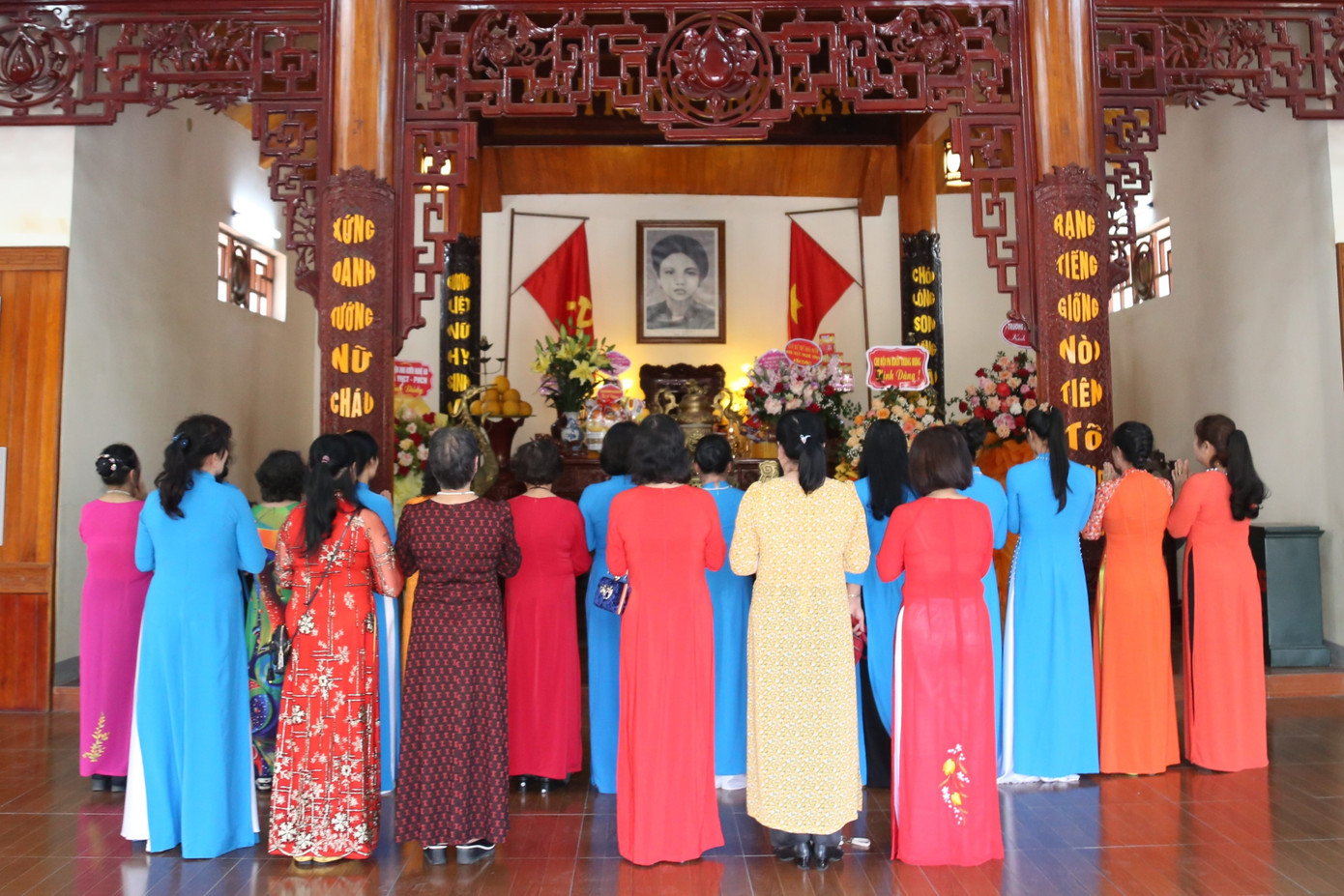 Những ngày qua, có rất nhiều đoàn đã về khu lưu niệm Nguyễn Thị Minh Khai dâng hương, dâng hoa, bày tỏ tấm lòng thành kính và biết ơn vô hạn đối với công lao to lớn của một người con ưu tú quê hương xứ Nghệ, người học trò xuất sắc của Chủ tịch Hồ Chí Minh, người đã hy sinh trọn đời cho Tổ quốc.