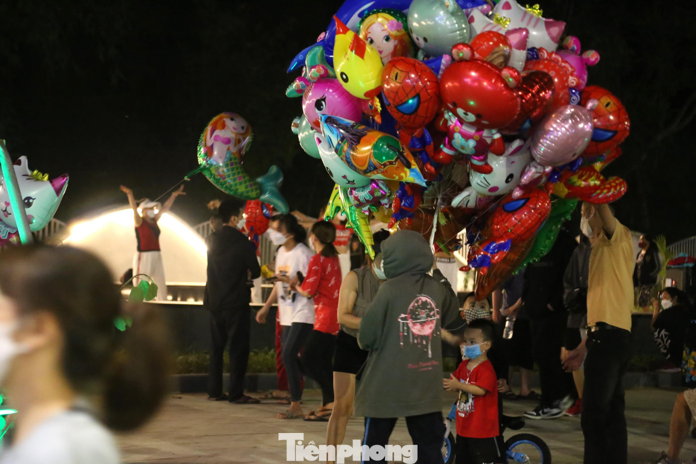 Các em nhỏ thích thú với bóng bay