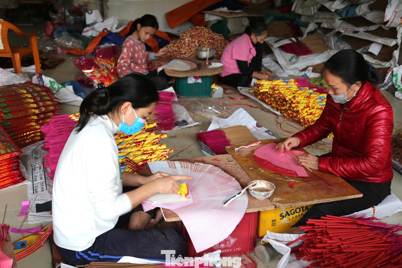 Dịp Tết, các cơ sở sản xuất hương phải thuê thêm nhân công để đóng gói sản phẩm kịp tiêu thụ.