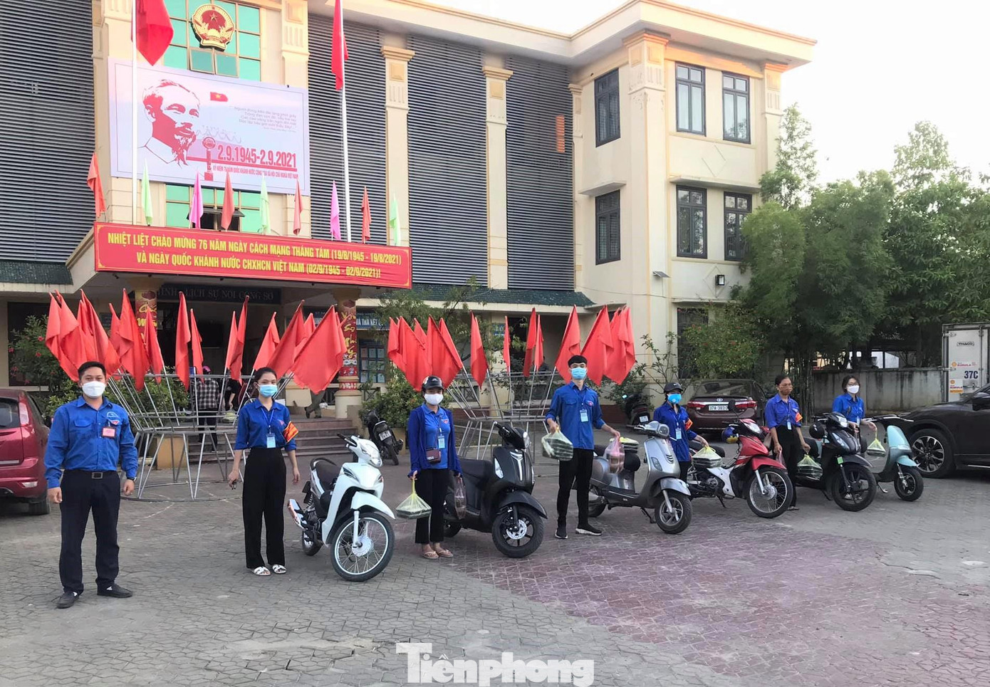 Đoàn viên thanh niên phường Vinh Tân hỗ trợ suất cơm miễn phí tiếp sức lực lượng tuyến đầu
