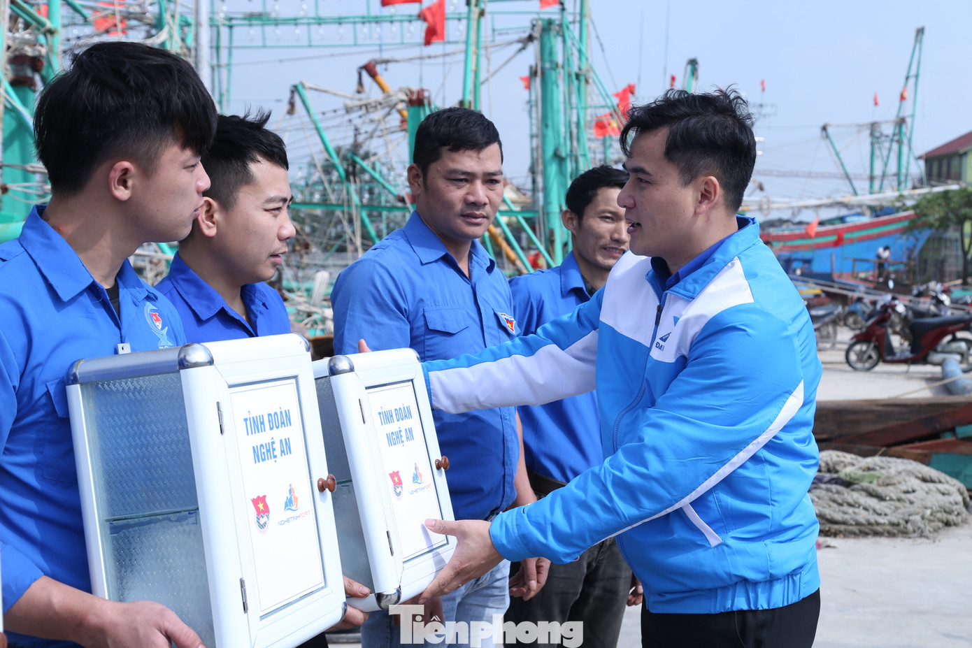 Anh Thái Minh Sỹ, Phó Bí thư Thường trực Tỉnh Đoàn Nghệ An, Chủ tịch Hội LHTN Việt Nam tỉnh Nghệ An trao tặng tủ thuốc cho các ngư dân trẻ.