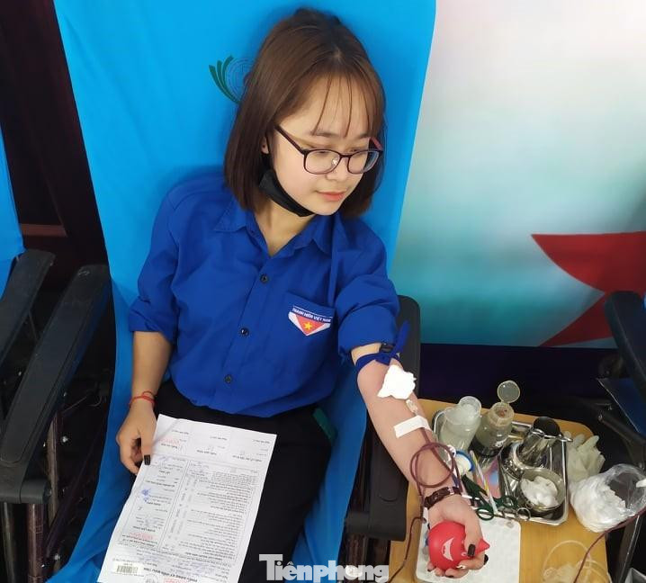 Khánh Nhi tích cực tham gia hiến máu tình nguyện. Khánh Nhi tích cực tham gia hiến máu tình nguyện.