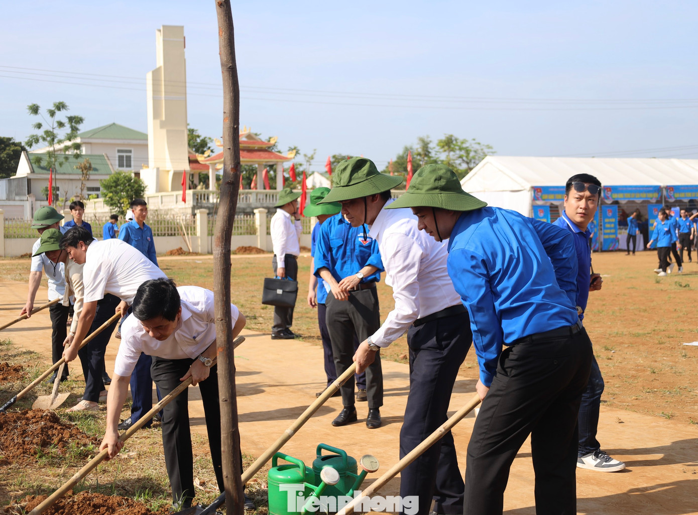 Anh Ngô Văn Cương, Bí thư T.Ư Đoàn, Chủ nhiệm Ủy ban kiểm tra T.Ư Đoàn tham gia trồng cây tại Lễ ra quân. Anh Ngô Văn Cương, Bí thư T.Ư Đoàn, Chủ nhiệm Ủy ban kiểm tra T.Ư Đoàn tham gia trồng cây tại Lễ ra quân.