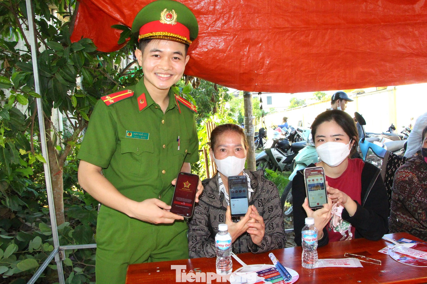 Tại các điểm thi, tổ thanh niên xung kích ‘phủ xanh định danh điện tử’ Công an tỉnh Nghệ An hỗ trợ phụ huynh thí sinh cài đặt, kích hoạt tài khoản định danh điện tử trên ứng dụng VNeID.