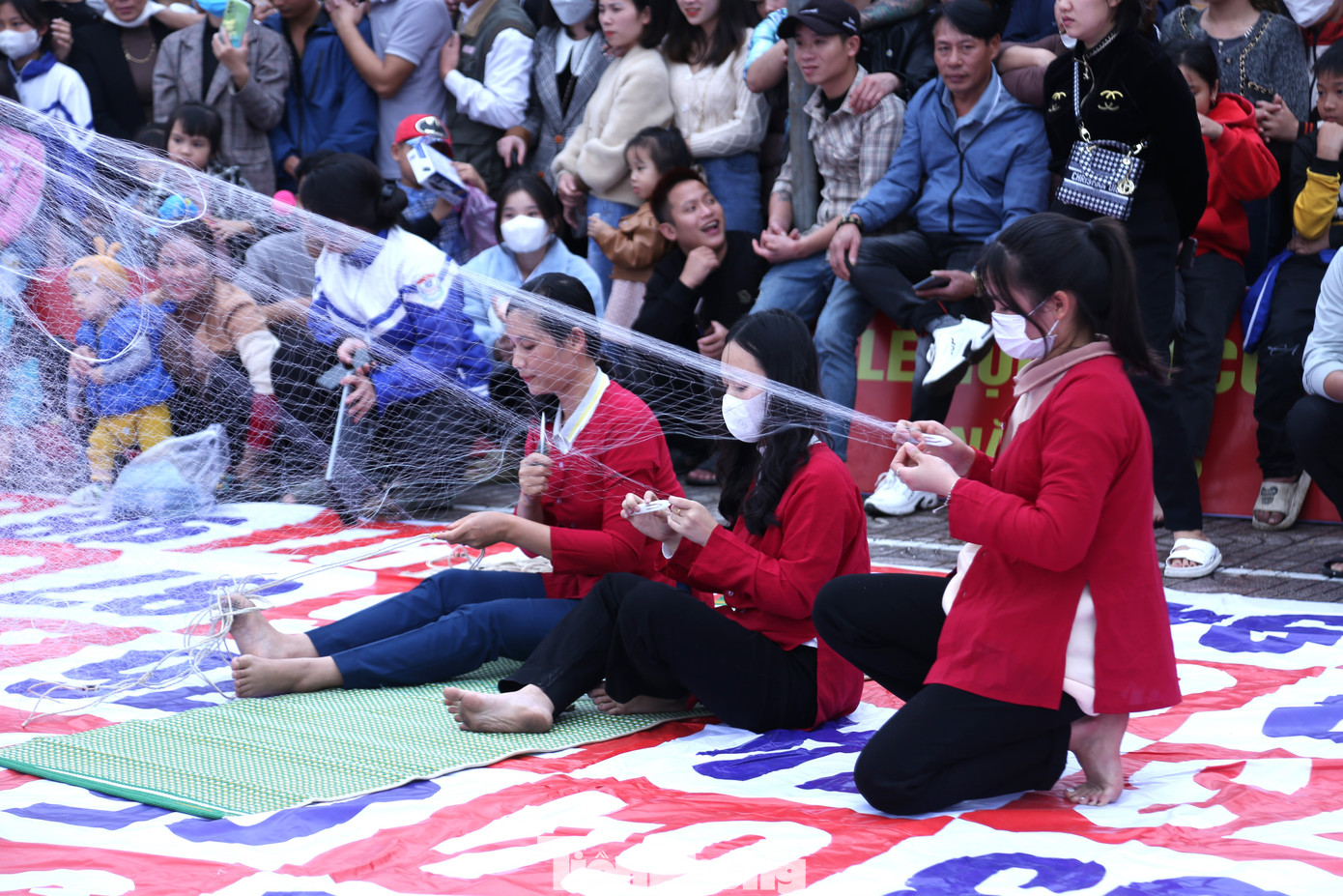 Khi bắt lưới xong, các đội tiến hành làm phao lưới theo quy định 20 mặt lòng, 2 mặt phao. Đội nào hoàn thành sớm nhất sẽ giành chiến thắng.