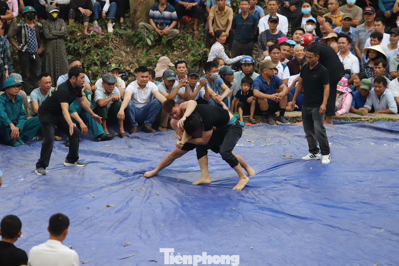 Theo quy định, trong cuộc đấu, nếu đô vật nào quật ngã, khiến lưng đối thủ chạm sới sẽ giành chiến thắng. Mỗi cuộc đấu diễn ra trong khoảng 3-5 phút, có nhiều cặp ngang tài ngang sức kéo dài hơn 10 phút.