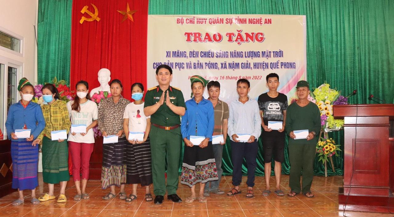 Đại tá Phan Đại Nghĩa, Ủy viên thường vụ Tỉnh uỷ, Chỉ huy trưởng Bộ CHQS tỉnh Nghệ An tặng quà cho người nghèo ở xã Nậm Giải