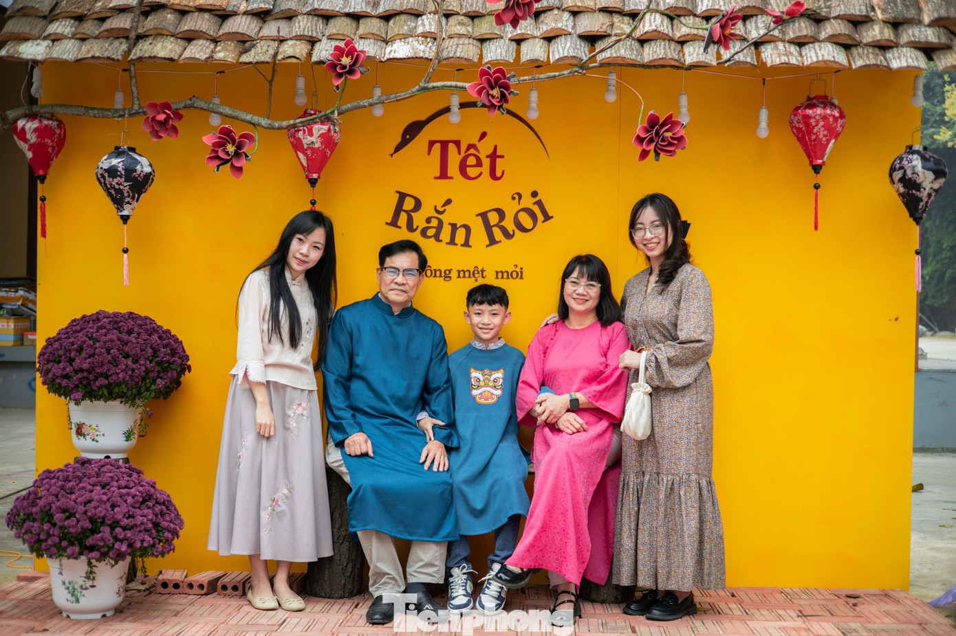 Nhiều gia đình cũng đã đến chùa chiêm bái, check-in.