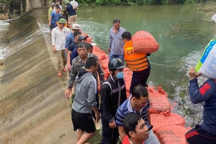 Ngăn dòng chảy tìm kiếm người đàn ông đuối nước ở Hưng Nguyên, Nghệ An