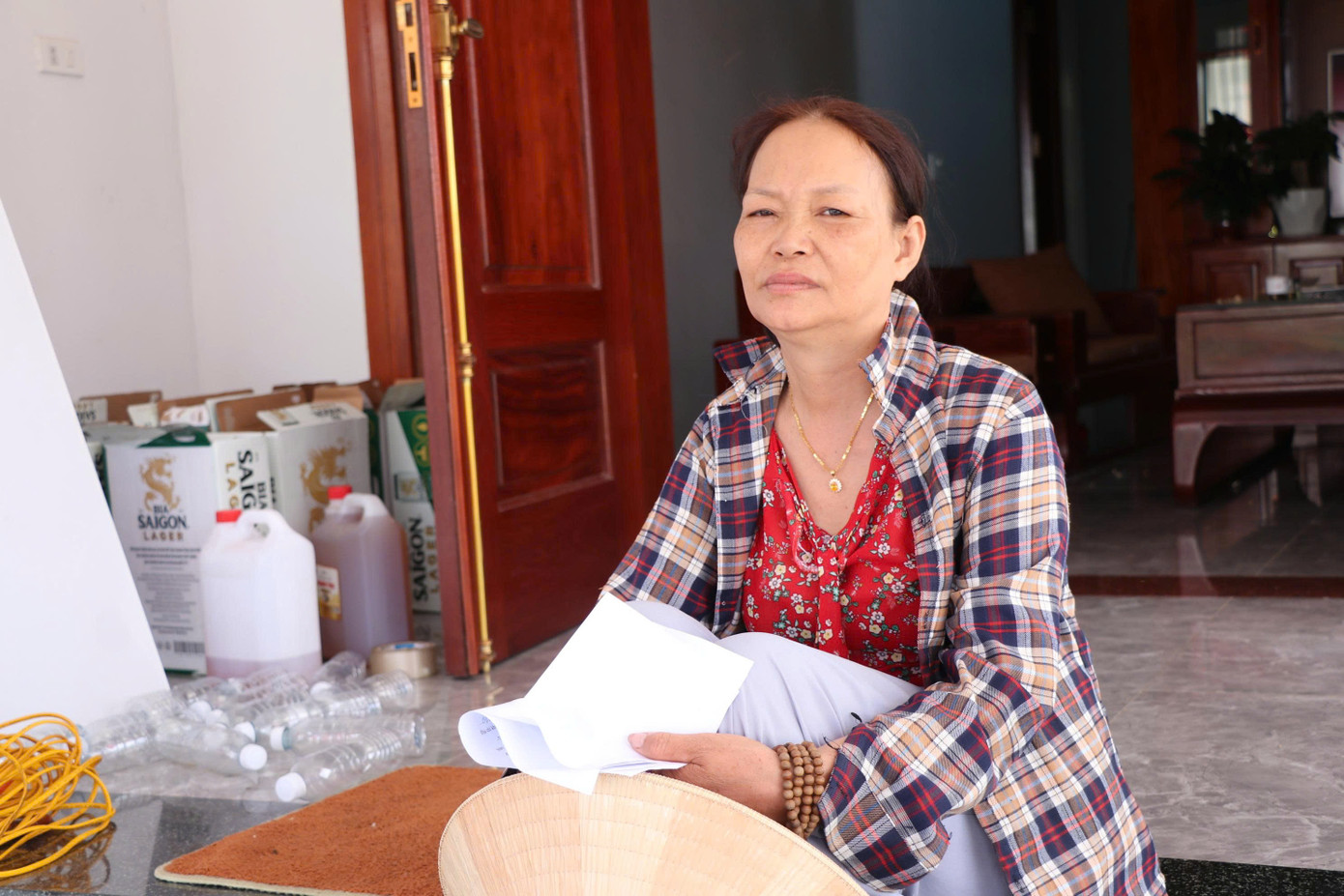 Bà Hồng không hề biết 300m2 đất được hưởng phân lớp vì không biết Quyết định số 57 của UBND tỉnh Nghệ An và cũng không được cán bộ xử lý hồ sơ hướng dẫn. Bà Hồng không hề biết 300m2 đất được hưởng phân lớp vì không biết Quyết định số 57 của UBND tỉnh Nghệ An và cũng không được cán bộ xử lý hồ sơ hướng dẫn.