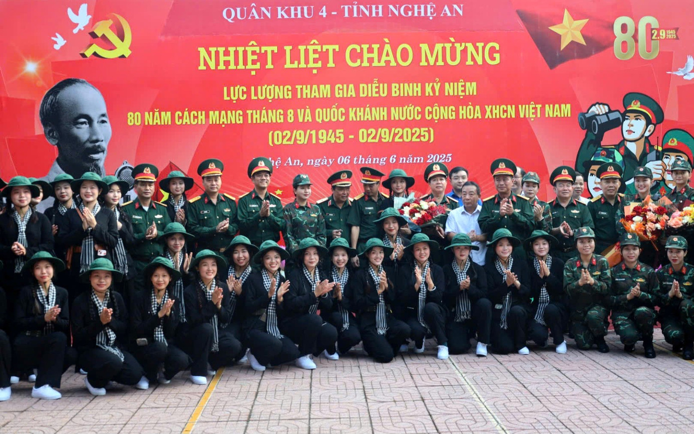 Thủ trưởng Bộ Tư lệnh Quân khu, Lãnh đạo tỉnh Nghệ An chụp ảnh lưu niệm cùng lực lượng Quân khu 7 tham gia diễu binh, diễu hành.