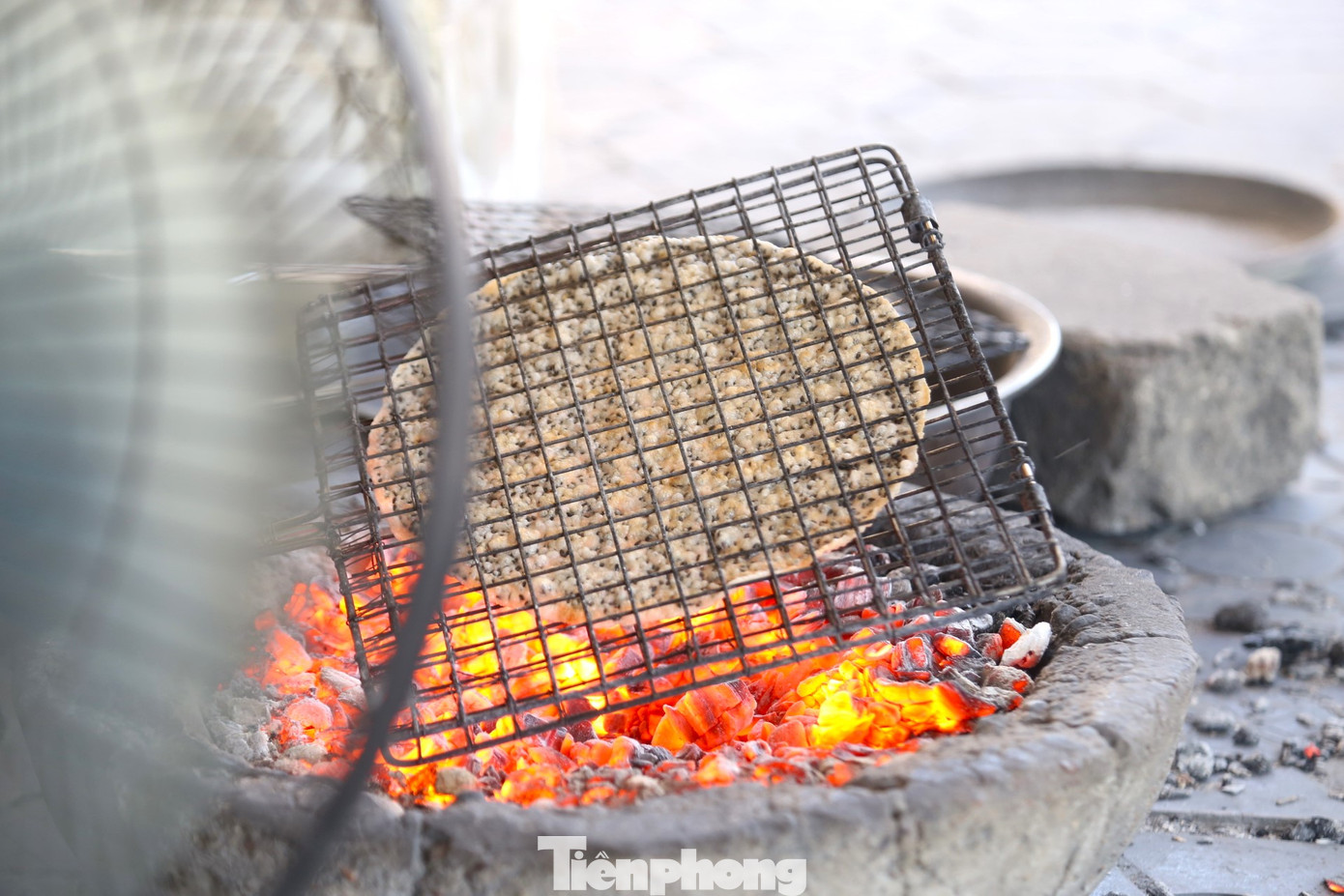 Bánh đa được nướng bằng tay trên than hồng sẽ 'dậy mùi' hơn, giòn hơn, được nhiều người ưa chuộng hơn.