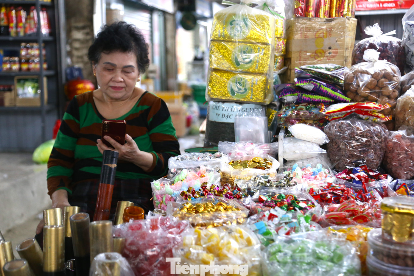 Vắng khách, nhiều tiểu thương ngồi lướt điện thoại giết thời gian. Vắng khách, nhiều tiểu thương ngồi lướt điện thoại giết thời gian.