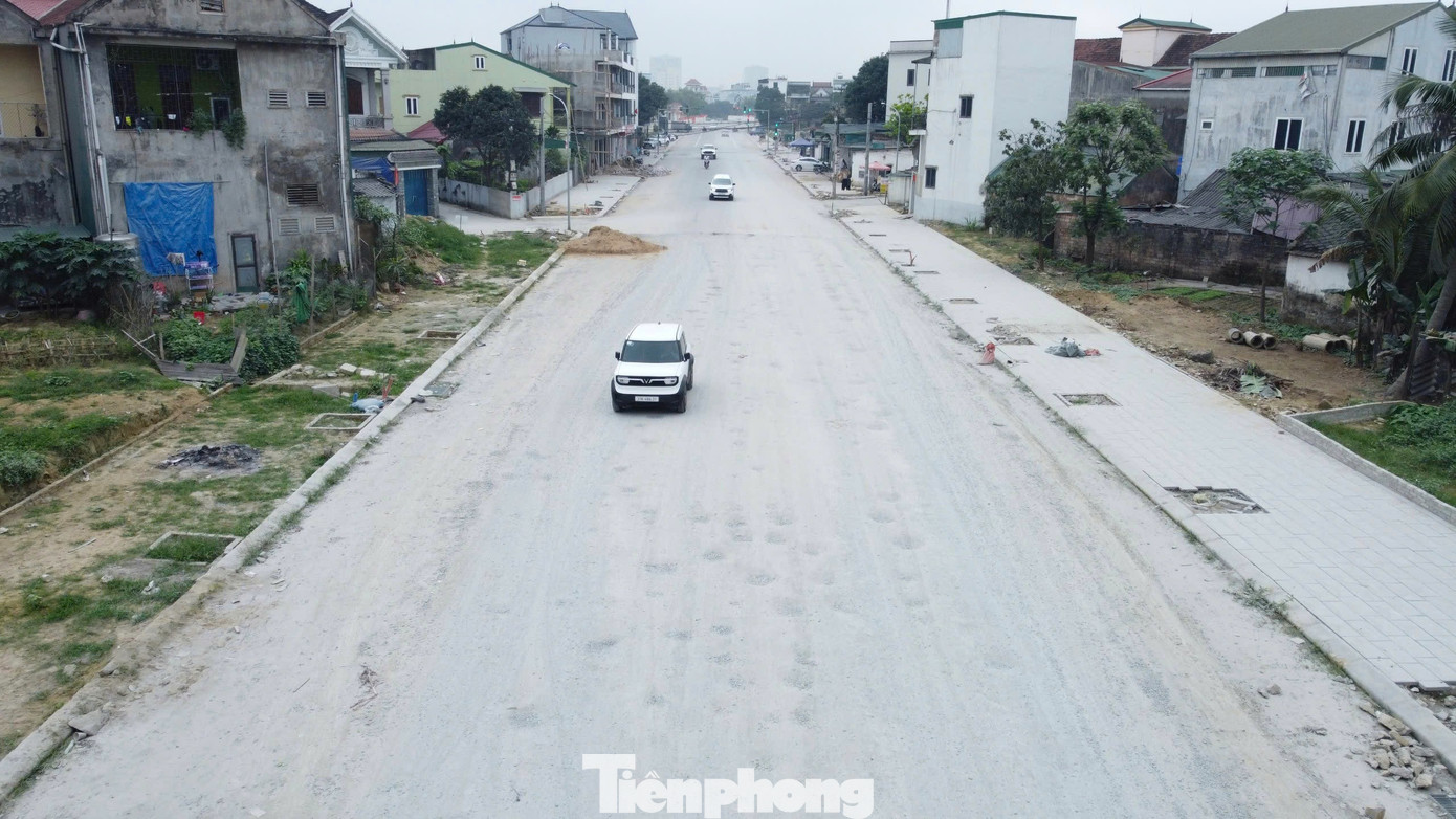 Tuyến đường có lộ giới rộng 24m, điểm đầu giao cắt với đường Trường Chinh, điểm cuối giao cắt với đường Nguyễn Văn Cừ. Đoạn từ điểm đầu giao cắt với đường Trường Chinh đến đường Lê Lợi đã được thi công hoàn thiện và đưa vào sử dụng từ lâu. Còn đoạn từ nút giao đường Lê Lợi đến điểm cuối là đường Nguyễn Văn Cừ (đoạn qua phường Hưng Bình), mặc dù chiều dài chỉ 1,06km nhưng do nhiều nguyên nhân, trong đó lớn nhất là vướng mặt bằng nên phải quy hoạch chờ gần 30 năm. Tuyến đường có lộ giới rộng 24m, điểm đầu giao cắt với đường Trường Chinh, điểm cuối giao cắt với đường Nguyễn Văn Cừ. Đoạn từ điểm đầu giao cắt với đường Trường Chinh đến đường Lê Lợi đã được thi công hoàn thiện và đưa vào sử dụng từ lâu. Còn đoạn từ nút giao đường Lê Lợi đến điểm cuối là đường Nguyễn Văn Cừ (đoạn qua phường Hưng Bình), mặc dù chiều dài chỉ 1,06km nhưng do nhiều nguyên nhân, trong đó lớn nhất là vướng mặt bằng nên phải quy hoạch chờ gần 30 năm.