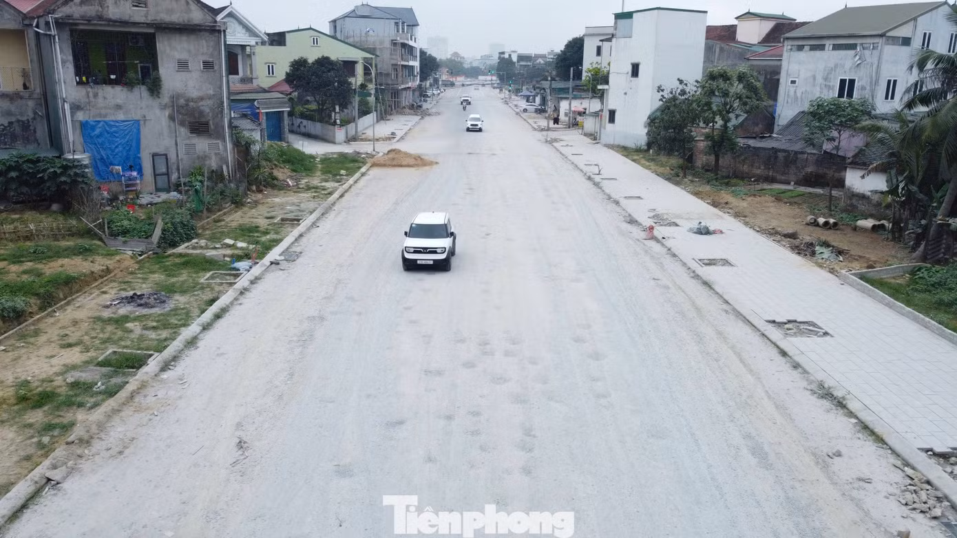 Tuyến đường có lộ giới rộng 24m, điểm đầu giao cắt với đường Trường Chinh, điểm cuối giao cắt với đường Nguyễn Văn Cừ. Đoạn từ điểm đầu giao cắt với đường Trường Chinh đến đường Lê Lợi đã được thi công hoàn thiện và đưa vào sử dụng từ lâu. Còn đoạn từ nút giao đường Lê Lợi đến điểm cuối là đường Nguyễn Văn Cừ (đoạn qua phường Hưng Bình), mặc dù chiều dài chỉ 1,06km nhưng do nhiều nguyên nhân, trong đó lớn nhất là vướng mặt bằng nên phải quy hoạch chờ gần 30 năm.