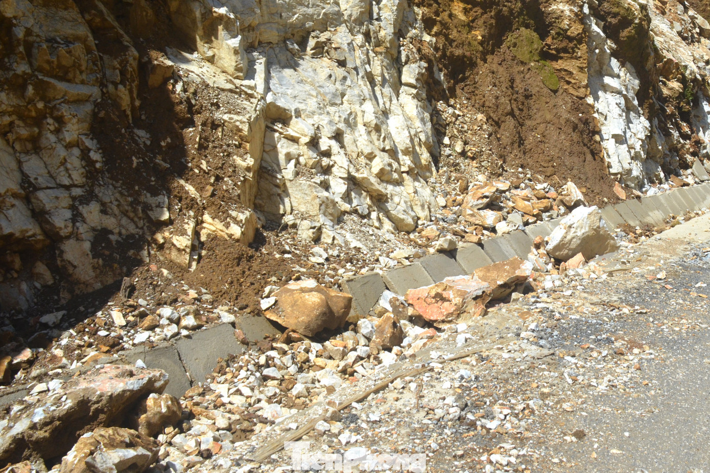 Địa hình đặc trưng là núi đá cao, độ dốc lớn buộc đơn vị thi công phải cắt sâu vào chân núi, tạo ra những vách đá dựng đứng. Ngay sau khi thông xe, đã ghi nhận hiện tượng đá lớn lăn xuống mặt đường tại đoạn dốc Phi Lửa. Không ít những viên đá rơi từ độ cao hàng chục mét xuống lòng đường. Lo ngại hơn, một số khối đá nằm cheo leo trên vách núi, tiềm ẩn nguy cơ sạt lở bất cứ lúc nào.