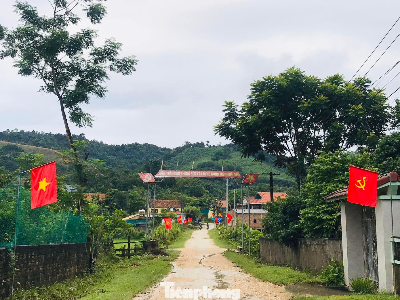 Mỗi con đường, ngõ xóm đều rợp màu cờ đỏ sao vàng