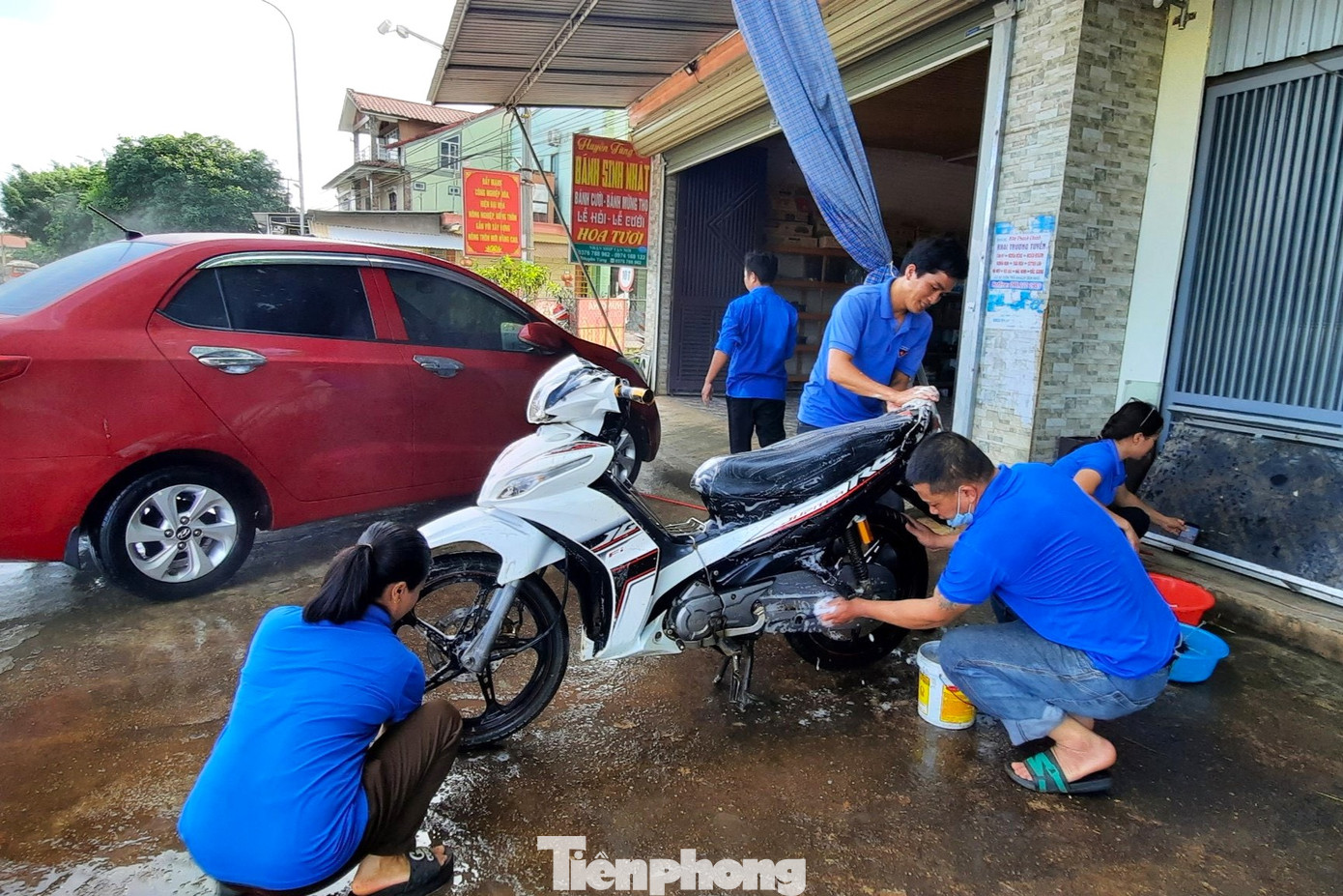 Mỗi người một việc, từ nhận xe, xịt nước làm sạch, cọ rửa đến lau khô, tất cả đều được hoàn thành một cách nhanh chóng và nhịp nhàng.