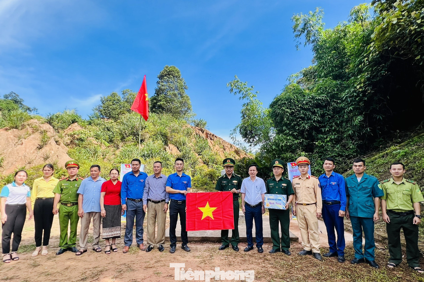 Những lá cờ Tổ quốc được trao tặng thể hiện tinh thần trách nhiệm của đoàn viên thanh niên trong việc lan tỏa tinh thần yêu nước và tự hào dân tộc.