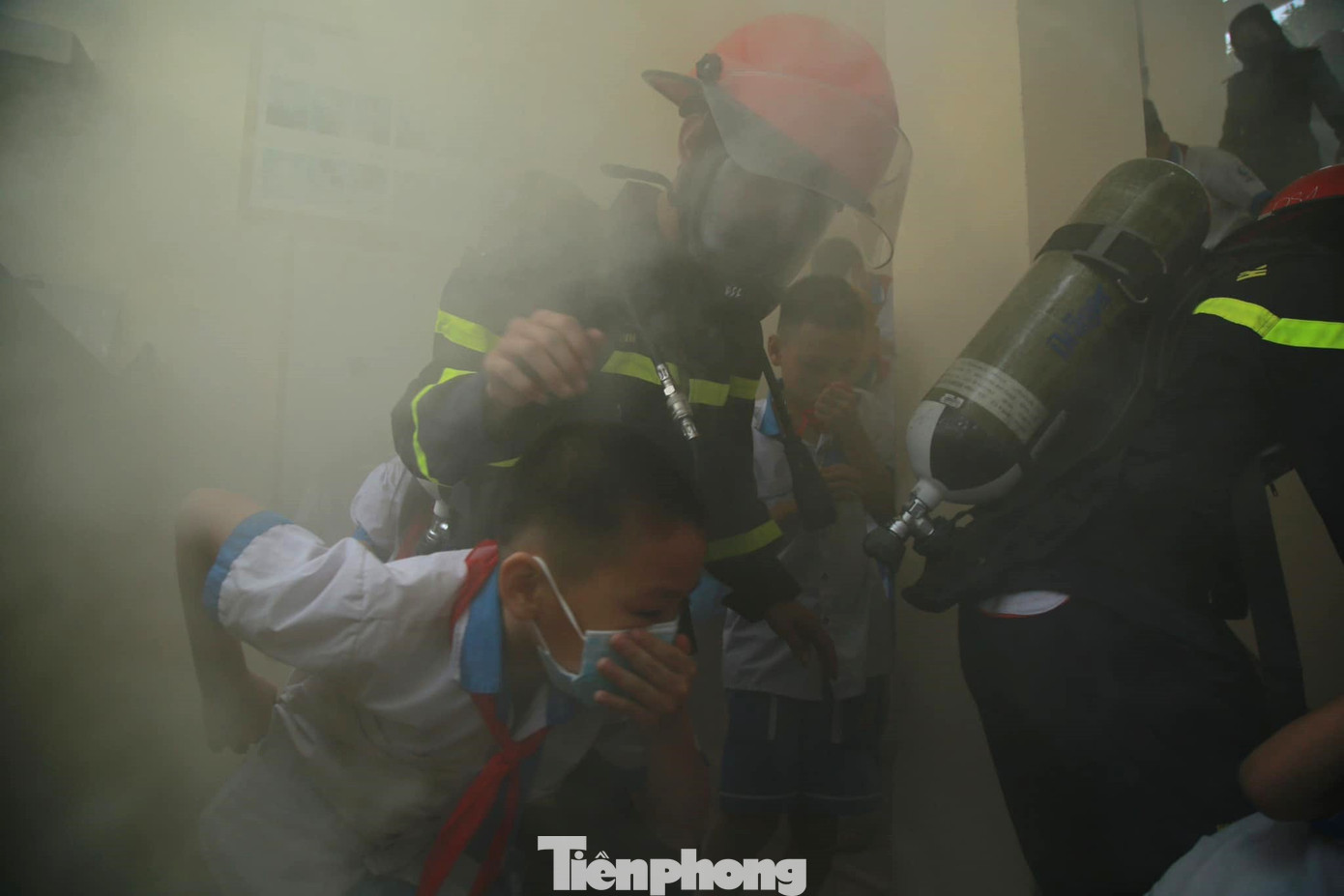 Các em nhỏ được học cách thoát ra từ đám cháy