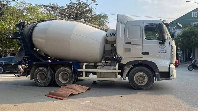 Hiện trường vụ tai nạn trên đường Phong Định Cảng, TP Vinh, Nghệ An chiều 5/11