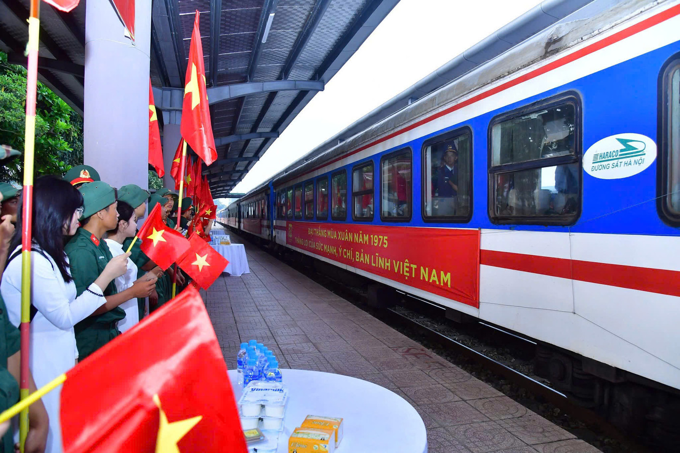 Lãnh đạo Quân khu 4, UBND tỉnh Nghệ An đón lực lượng thực hiện nhiệm vụ diễu binh, diễu hành kỷ niệm 50 năm Ngày Giải phóng miền Nam, thống nhất đất nước tại ga Vinh.