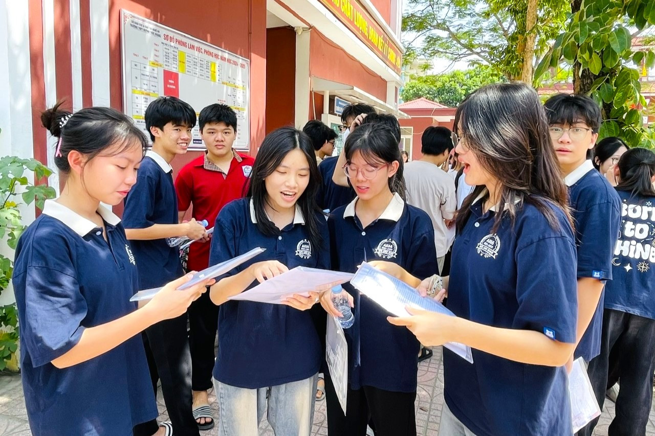 Thí sinh Nghệ An cho rằng đề khá dài, phải tận dụng thời gian để hoàn thành trọn vẹn bài thi. Thí sinh Nghệ An cho rằng đề khá dài, phải tận dụng thời gian để hoàn thành trọn vẹn bài thi.